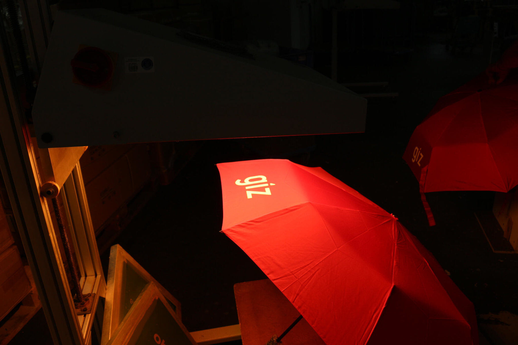 Bedruckung eines Regenschirms durch die Siebdruck Monterosso GmbH