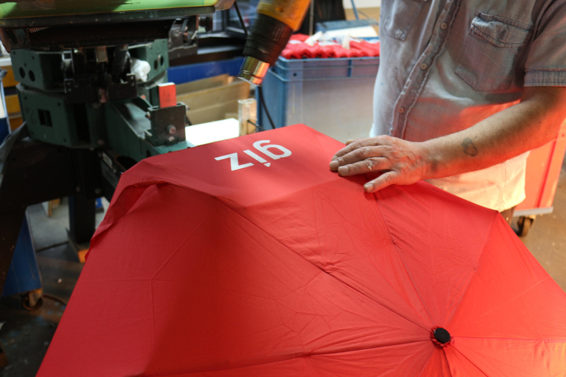 Bedruckung eines Regenschirms durch die Siebdruck Monterosso GmbH